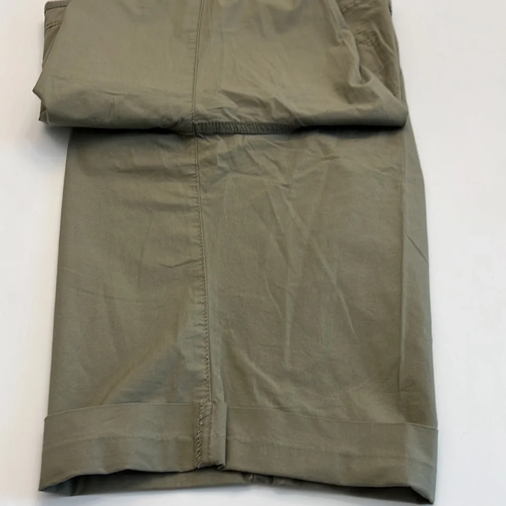 Dkny cotton blend Bermuda/Cargo shorts NWT size 10 green color